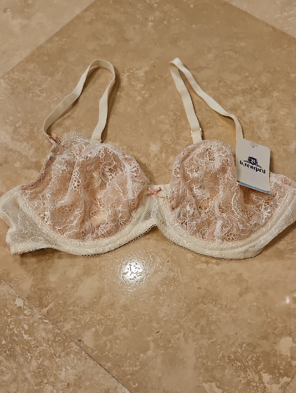 NEW B TEMPTED Lace Underwire Bra in Blush Cream